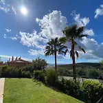 Bright 3-bedroom With Sunset Views 公寓